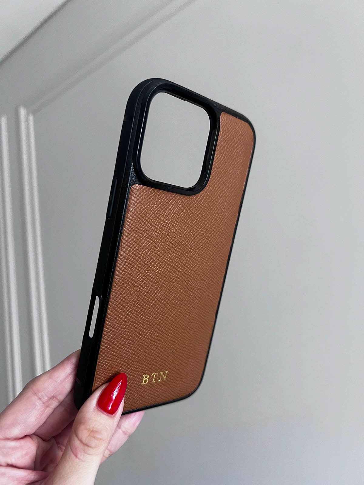 Funda para iPhone Maison Caviar Alicante, protección elegante en color azul con detalles de cuero y diseño sofisticado.