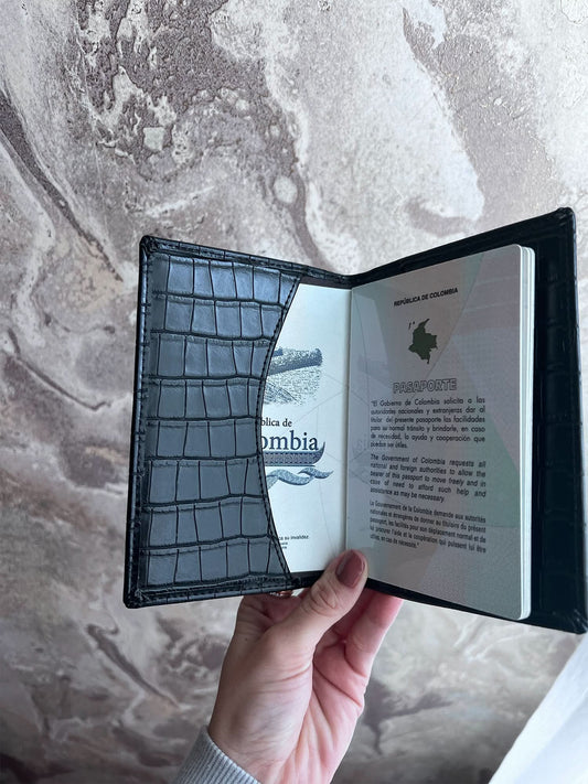 Porta pasaporte Maison Caviar Egeo de cuero con diseño elegante y cierre, ideal para viajes y protección del pasaporte.