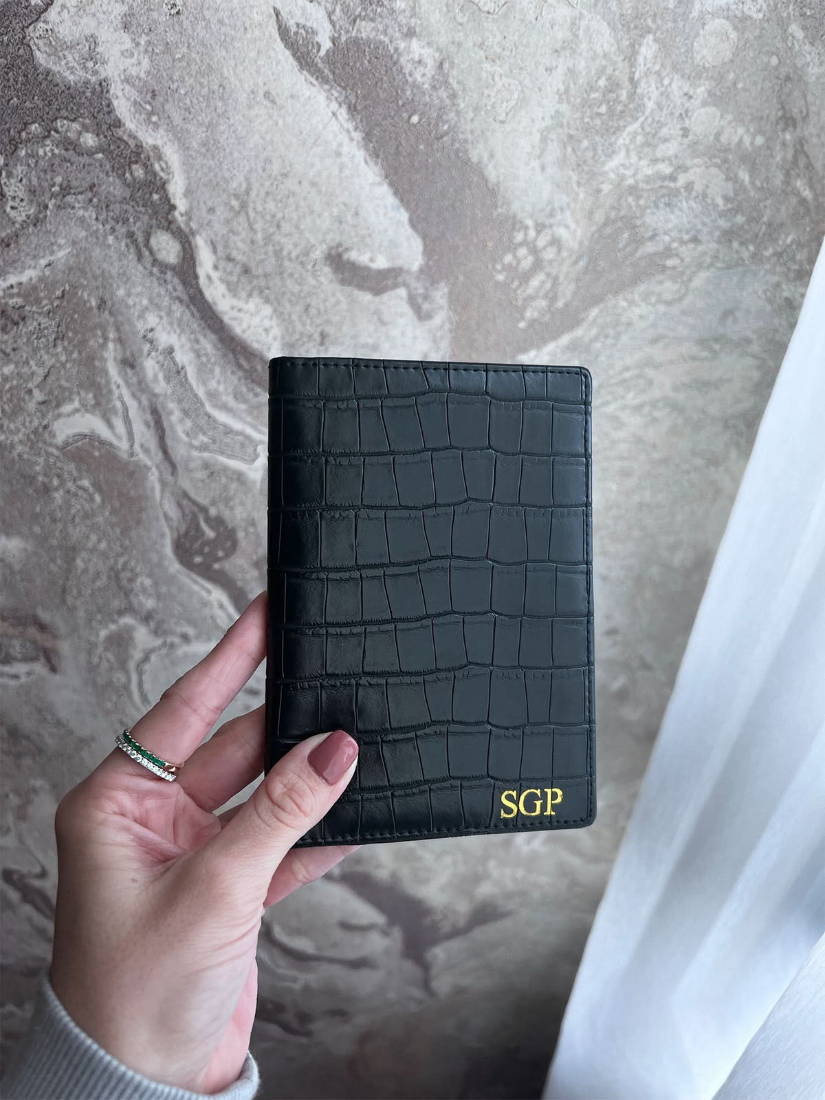 Porta pasaporte Maison Caviar Egeo en cuero con diseño elegante y cierre, ideal para viajes y protección del pasaporte.