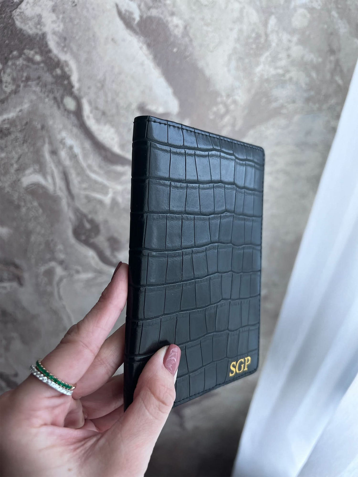 Porta pasaporte Maison Caviar Egeo de piel con diseño elegante y cierre en la parte superior, ideal para viajes.