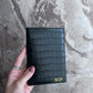 Porta pasaporte Maison Caviar Egeo de cuero con diseño elegante y cierre, ideal para viajes y protección del pasaporte.