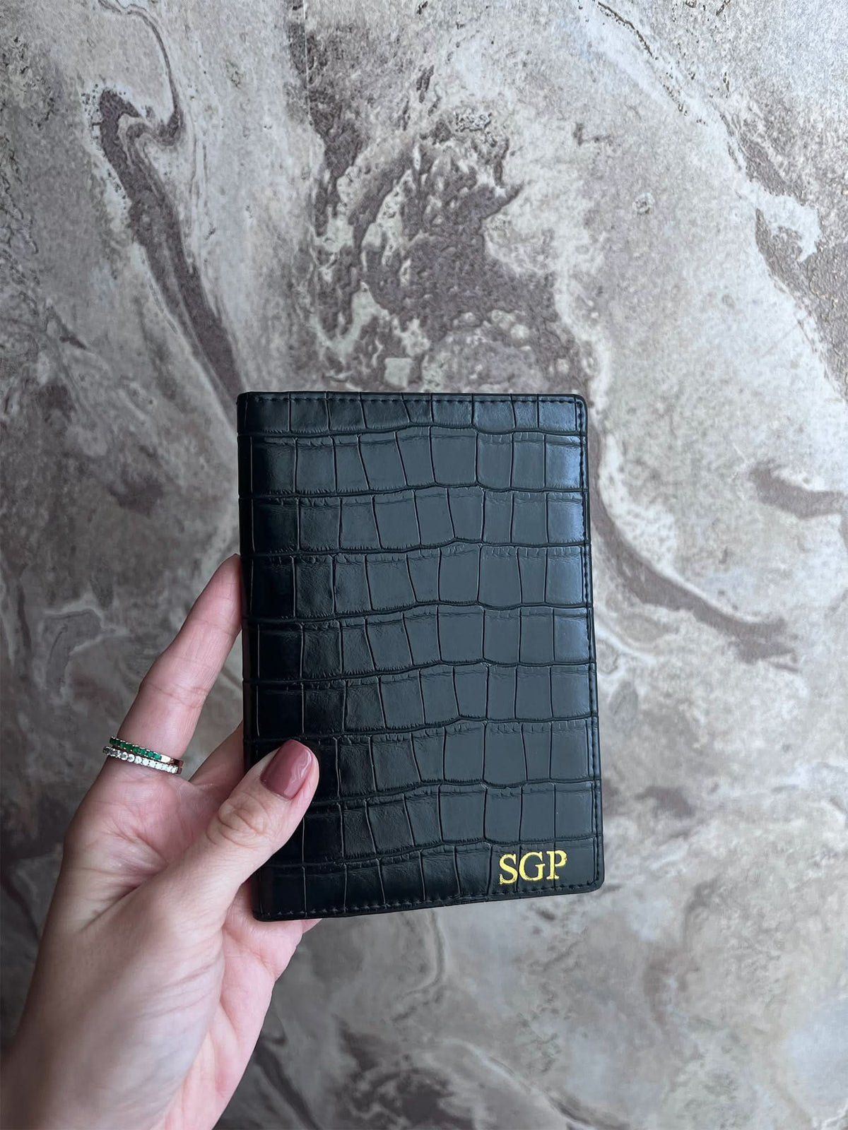 Porta pasaporte Maison Caviar Egeo de cuero con diseño elegante y cierre, ideal para viajes y protección del pasaporte.