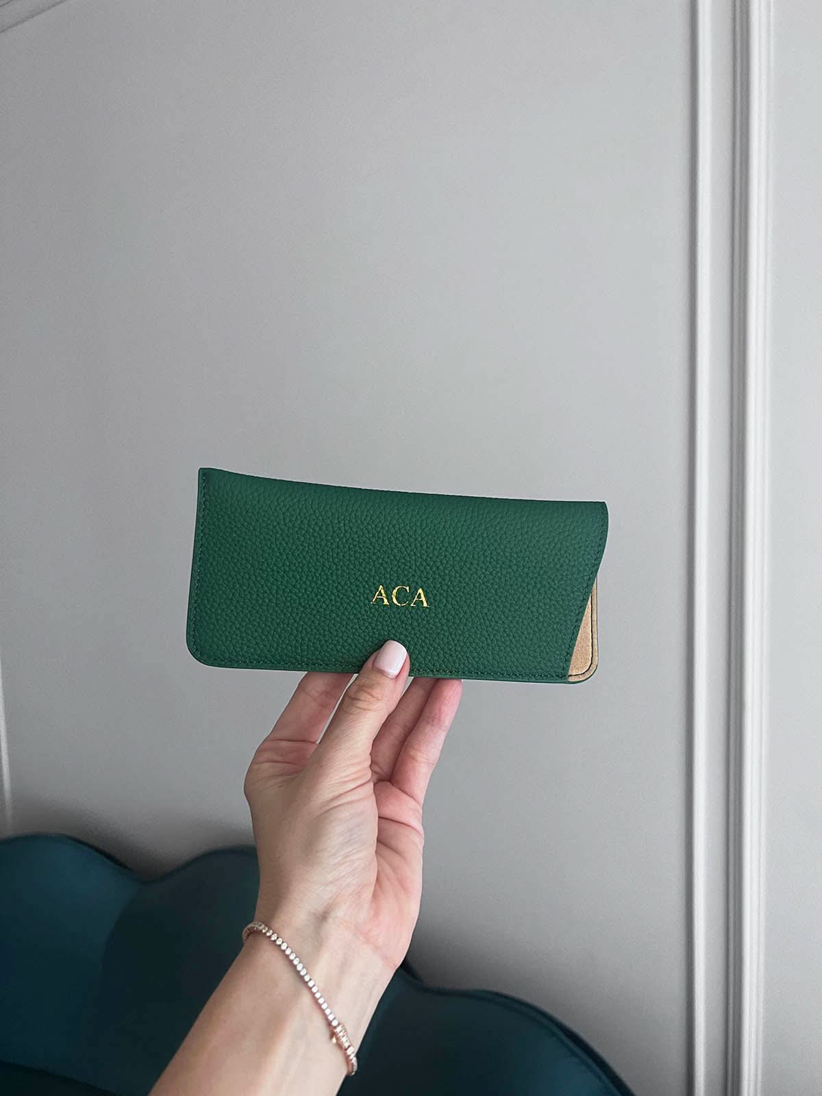 Estuche para gafas Maison Caviar Ginebra, elegante y resistente, con diseño compacto para protección y estilo.