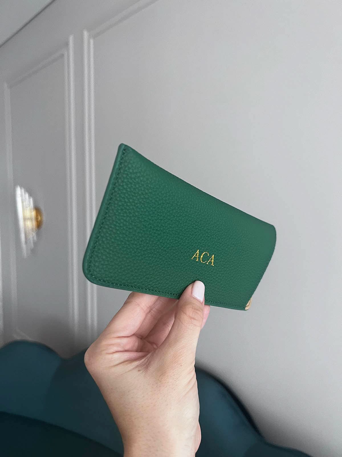 Estuche para gafas Maison Caviar Ginebra, diseño elegante en cuero con cierre metálico para protección y estilo.