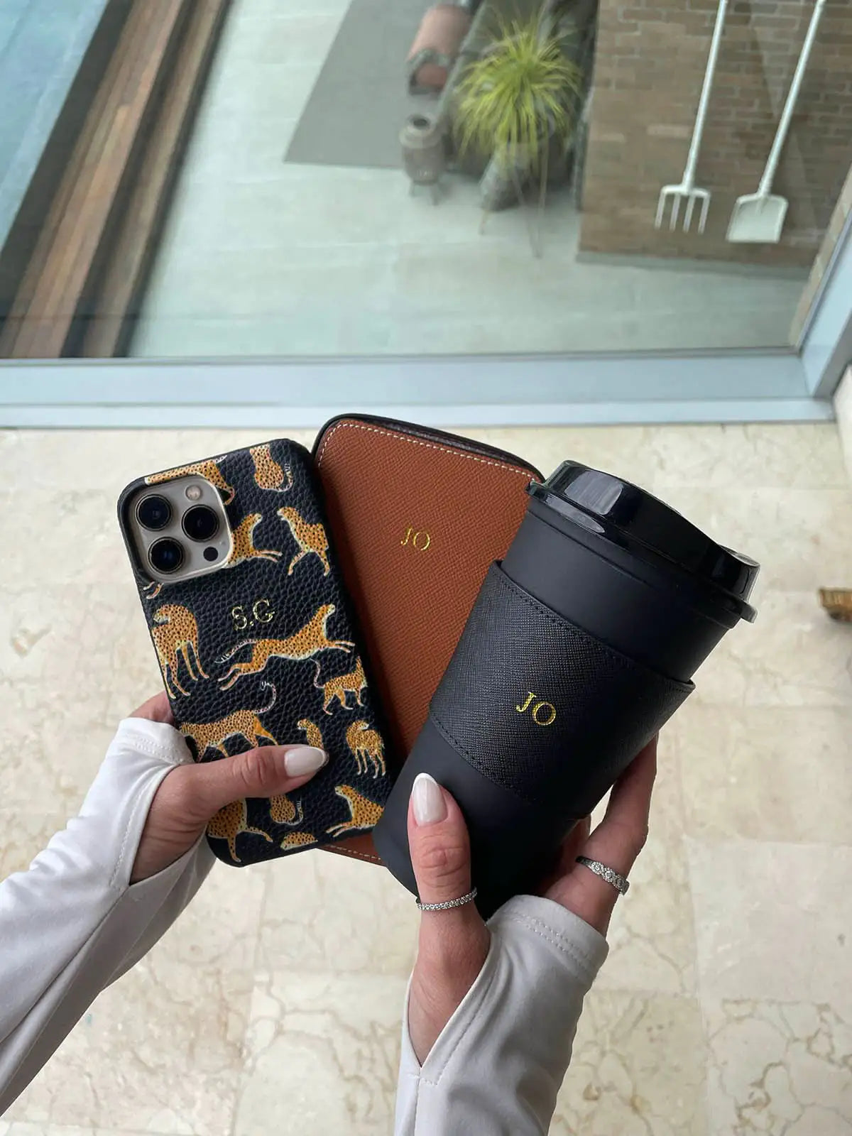 Funda para iPhone Maison Caviar en color ámbar, protección y estilo para teléfono inteligente, vista frontal con diseño elegante.