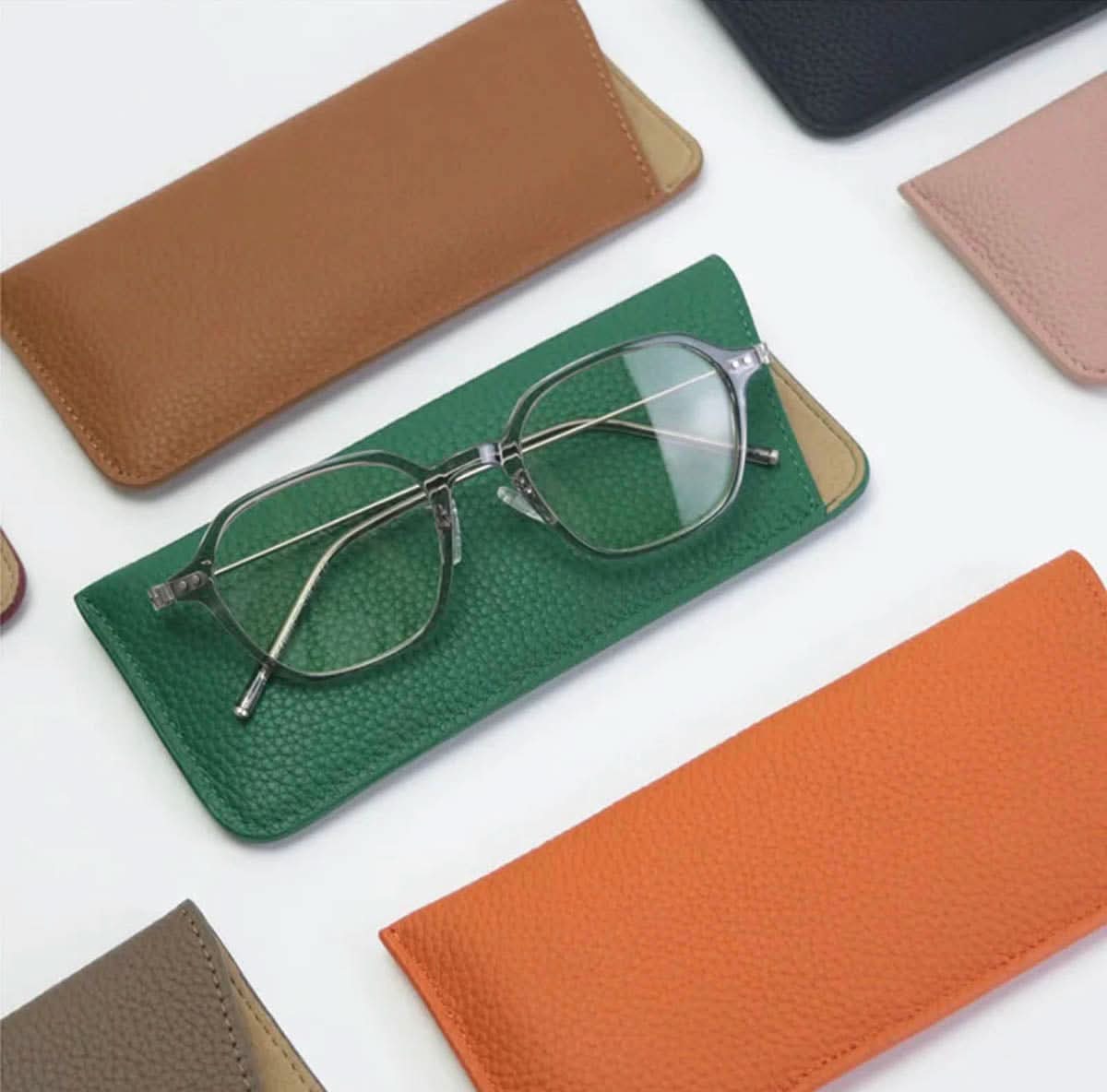 Estuche para gafas Maison Caviar Ginebra de color gris, con cierre protector y diseño elegante para guardar gafas.