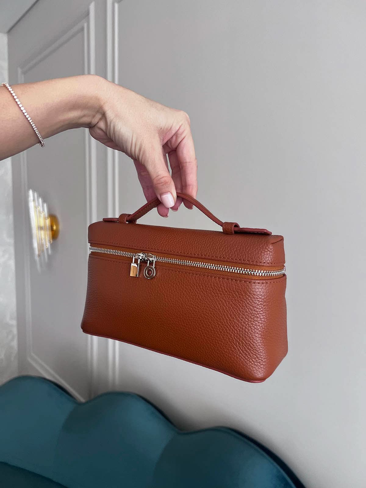 Bolso Giulia de Maison Caviar, bolso de mujer en piel negra con detalles elegantes y asas cortas para uso diario.