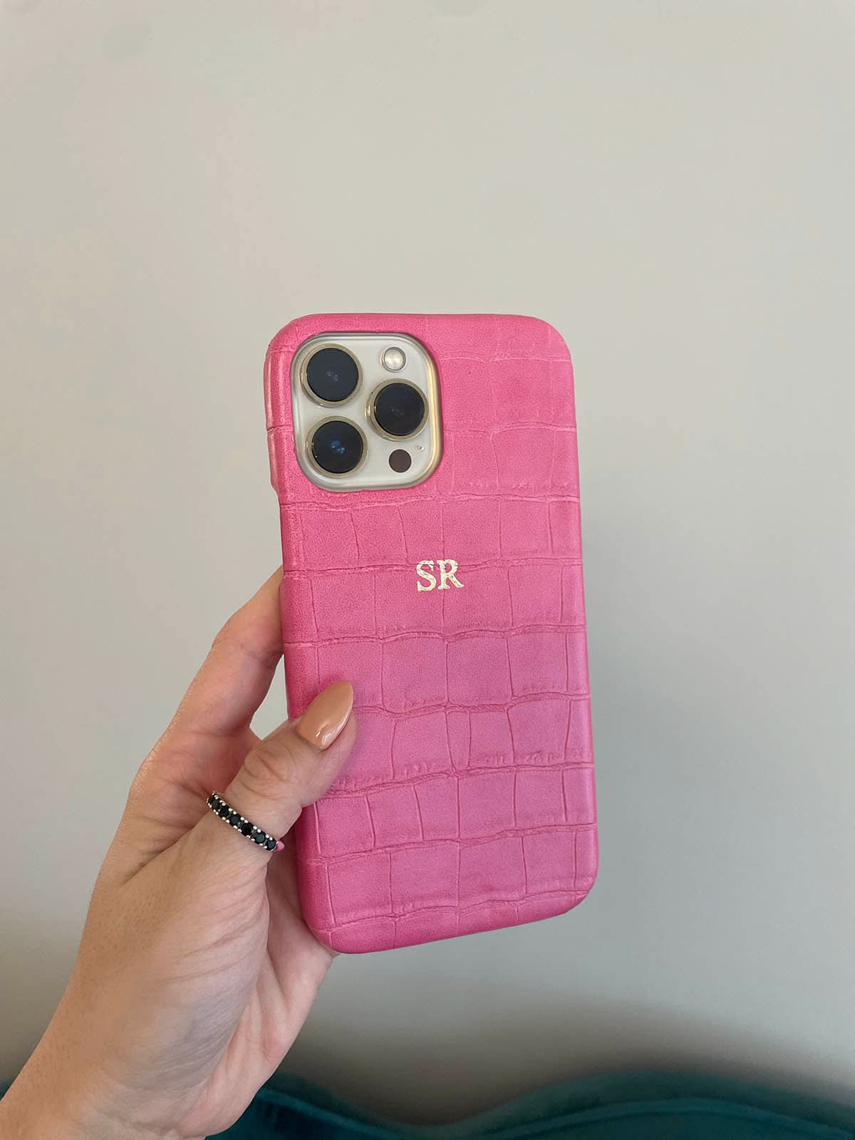 Funda para iPhone Milan de Maison Caviar, protección elegante con diseño de alta calidad, vista frontal en la imagen.
