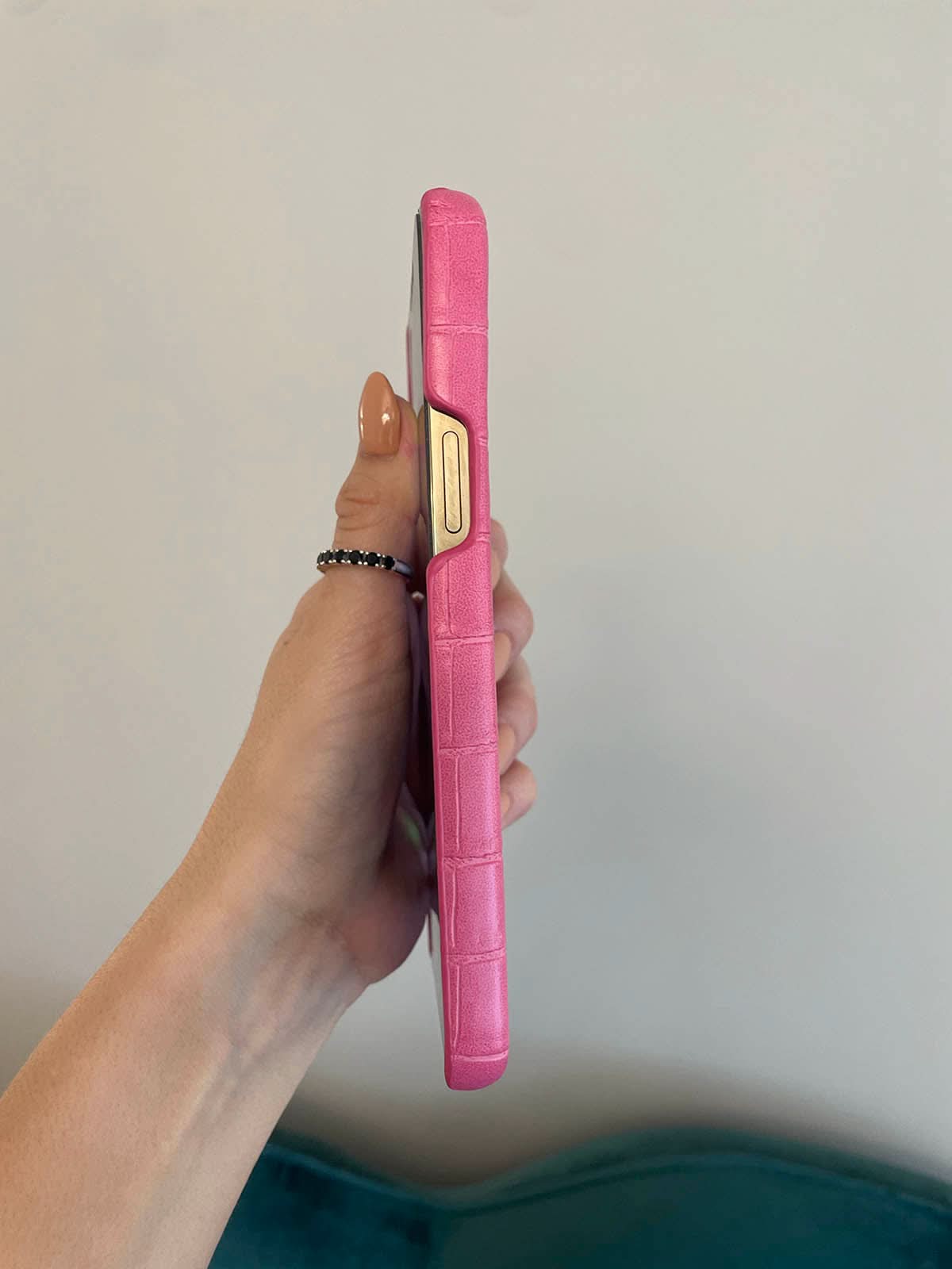 Funda para iPhone Milan de Maison Caviar, protección elegante en cuero genuino con detalles de alta calidad.