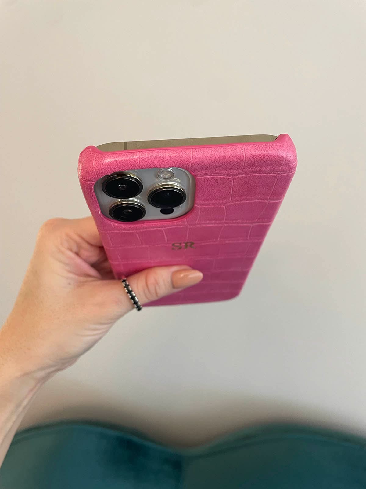 Funda para iPhone Milan de Maison Caviar, protección elegante en color negro con detalles de lujo.