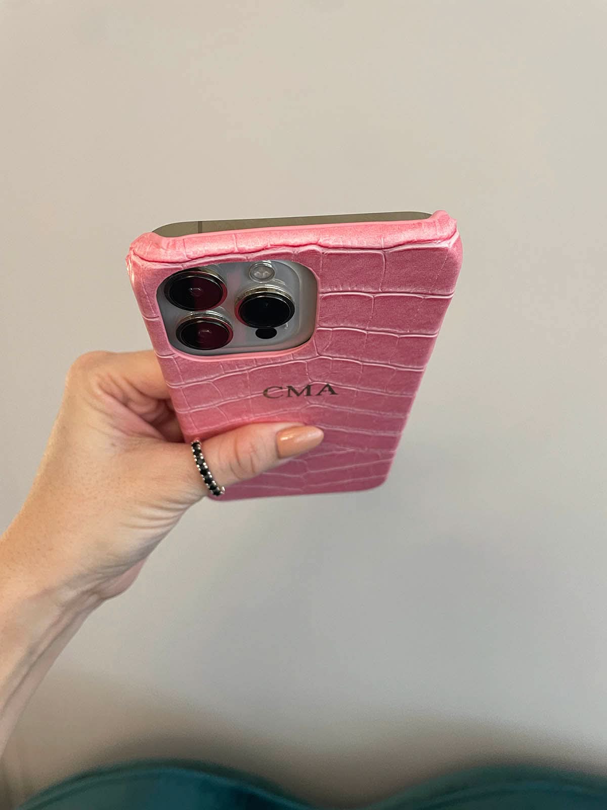 Funda para iPhone Milan de Maison Caviar, protección elegante en diseño de caso para teléfono inteligente.