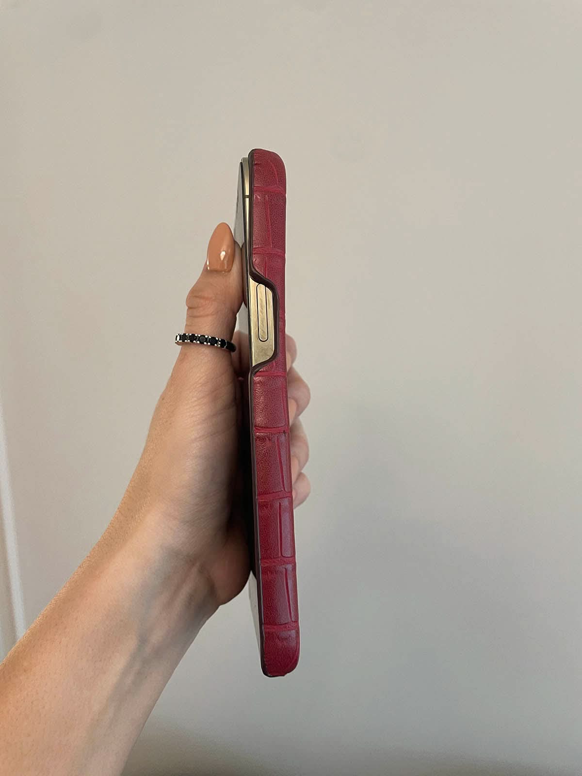 Funda para iPhone Milan de Maison Caviar, protección de alta calidad en diseño elegante y duradero, vista frontal del caso.