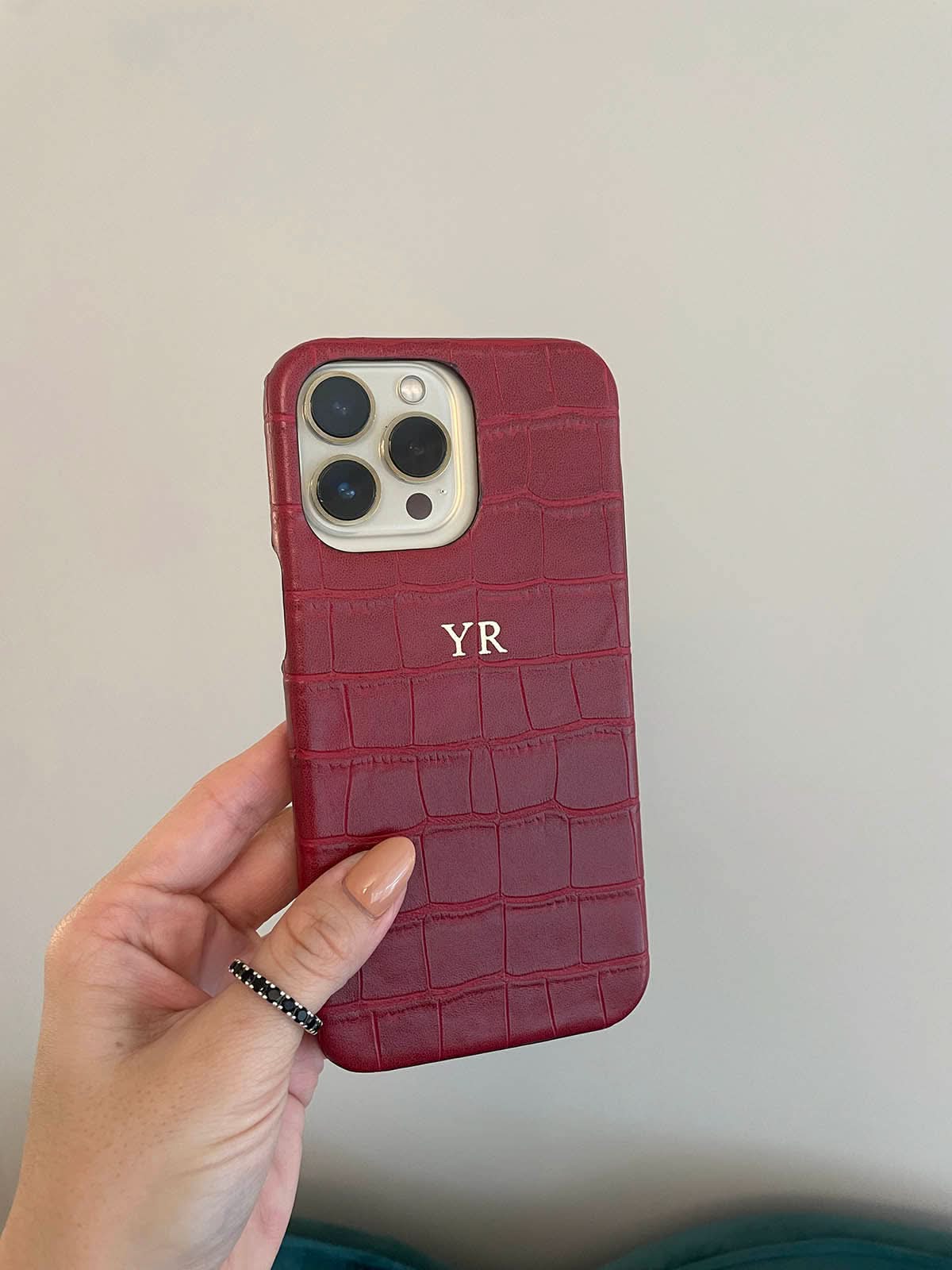 Funda para iPhone Milan de Maison Caviar, protección elegante en material de alta calidad con diseño moderno.