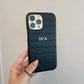 Funda para iPhone Milan de Maison Caviar, protección elegante en color negro con detalles sofisticados.