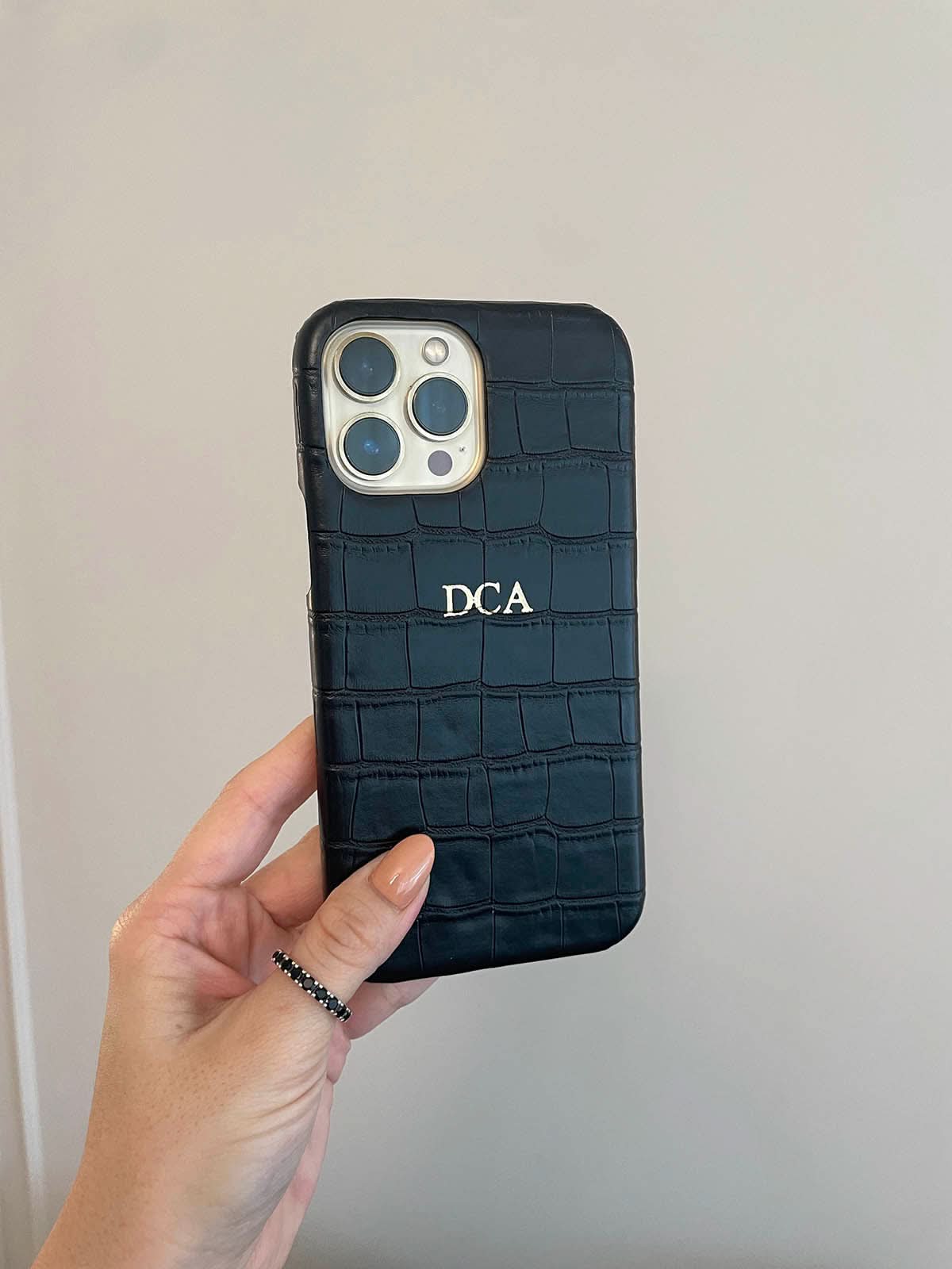 Funda para iPhone Milan de Maison Caviar, protección elegante en color negro con detalles sofisticados.