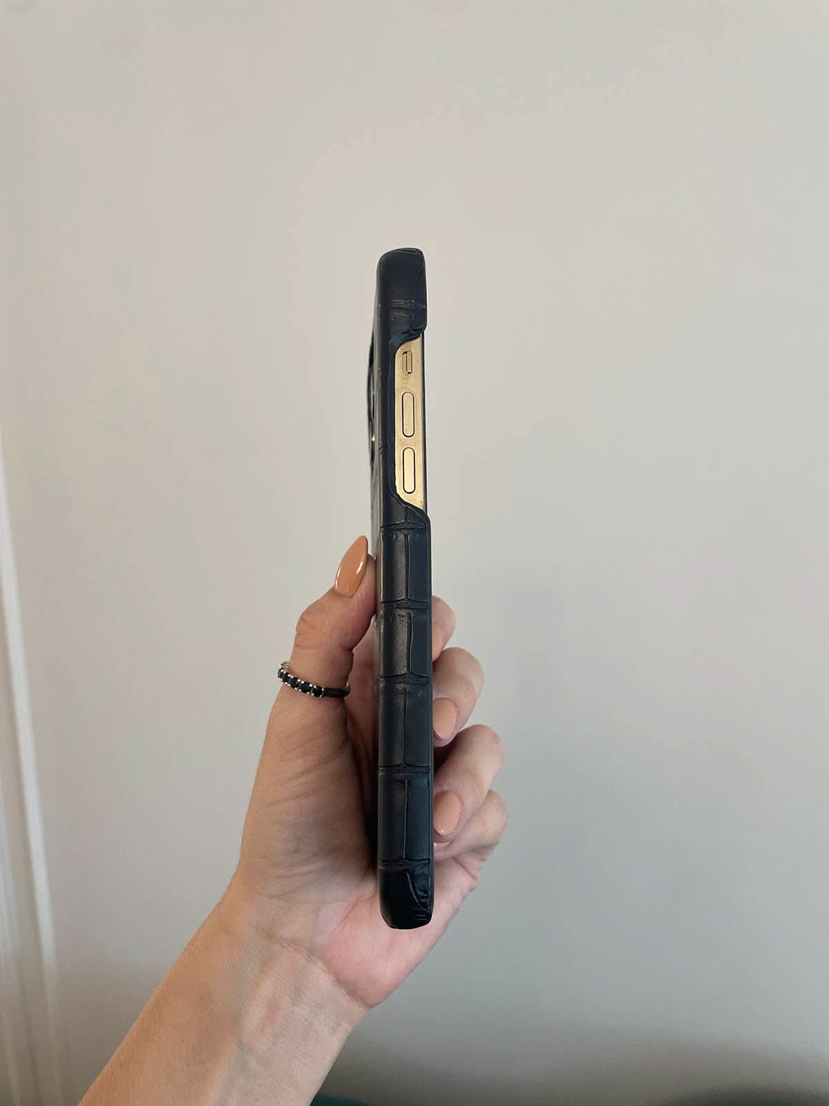 Funda para iPhone Milan de Maison Caviar, protección elegante en cuero, muestra la parte trasera con diseño sofisticado.