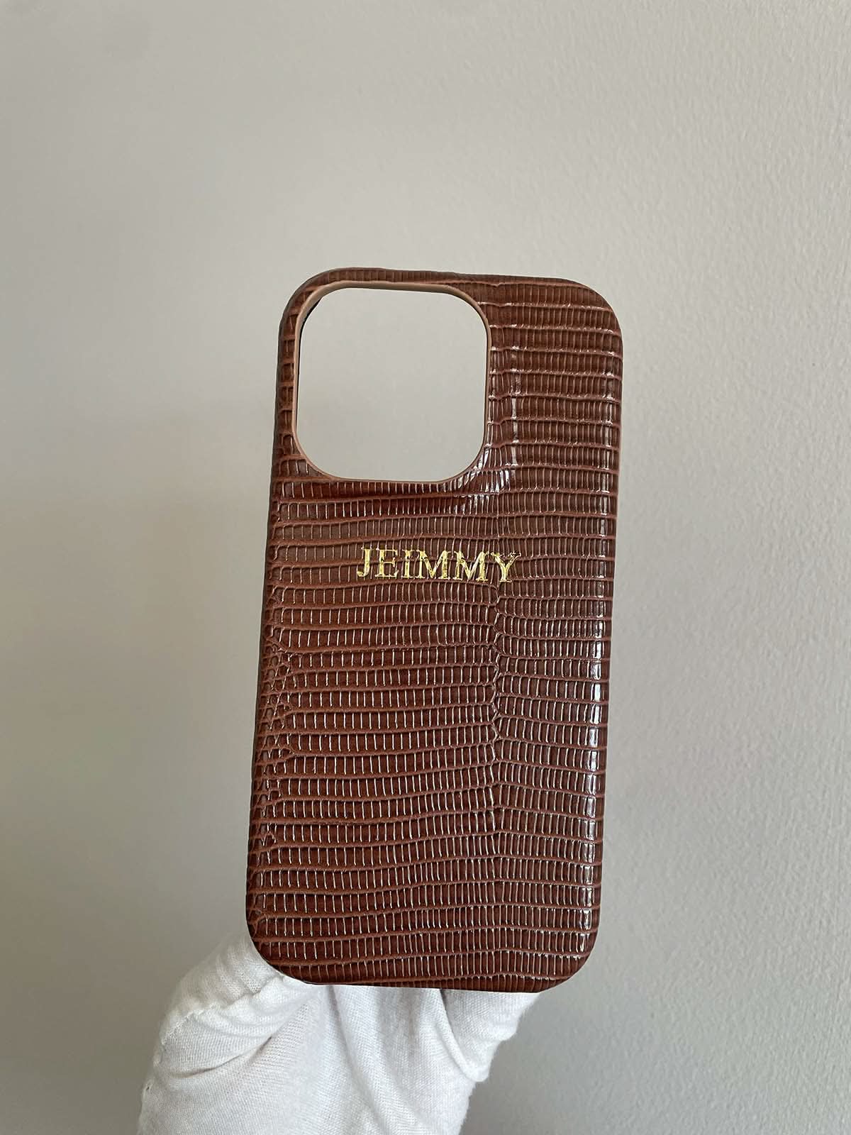 Funda para iPhone Maison Caviar Napoles, protección elegante de cuero con diseño de lujo, vista frontal del caso en color oscuro.