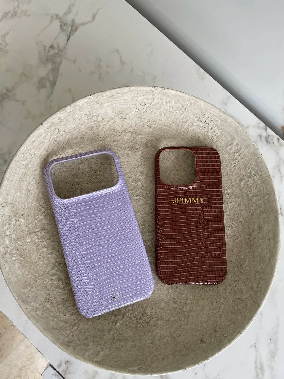 Funda para iPhone Maison Caviar Napoles en color negro con detalles elegantes y acabado de alta calidad.
