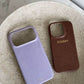 Funda para iPhone Maison Caviar Napoles en cuero con diseño elegante y detalles sofisticados, vista frontal del producto.