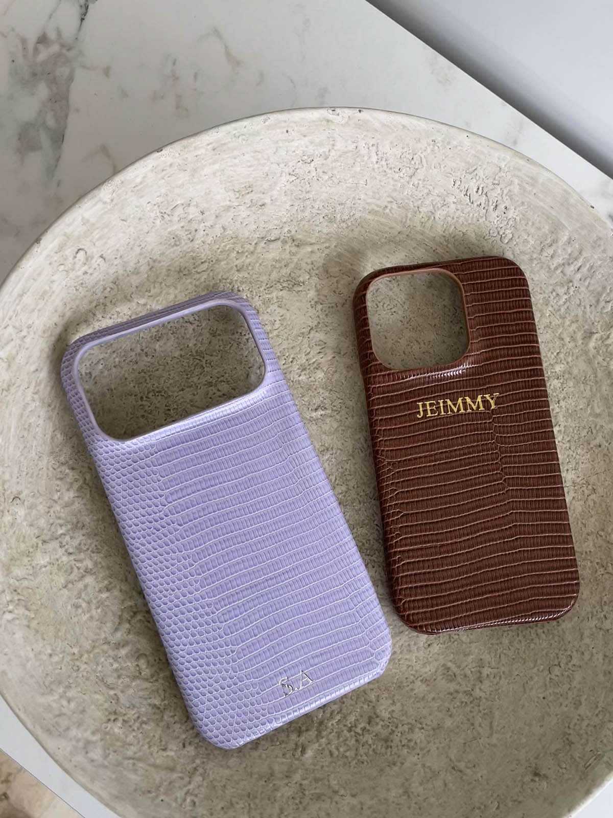 Funda para iPhone Maison Caviar Napoles en cuero con diseño elegante y detalles sofisticados, vista frontal del producto.