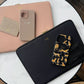 Funda para MacBook Monaco de Maison Caviar, protección elegante con diseño resistente y acabado de alta calidad.