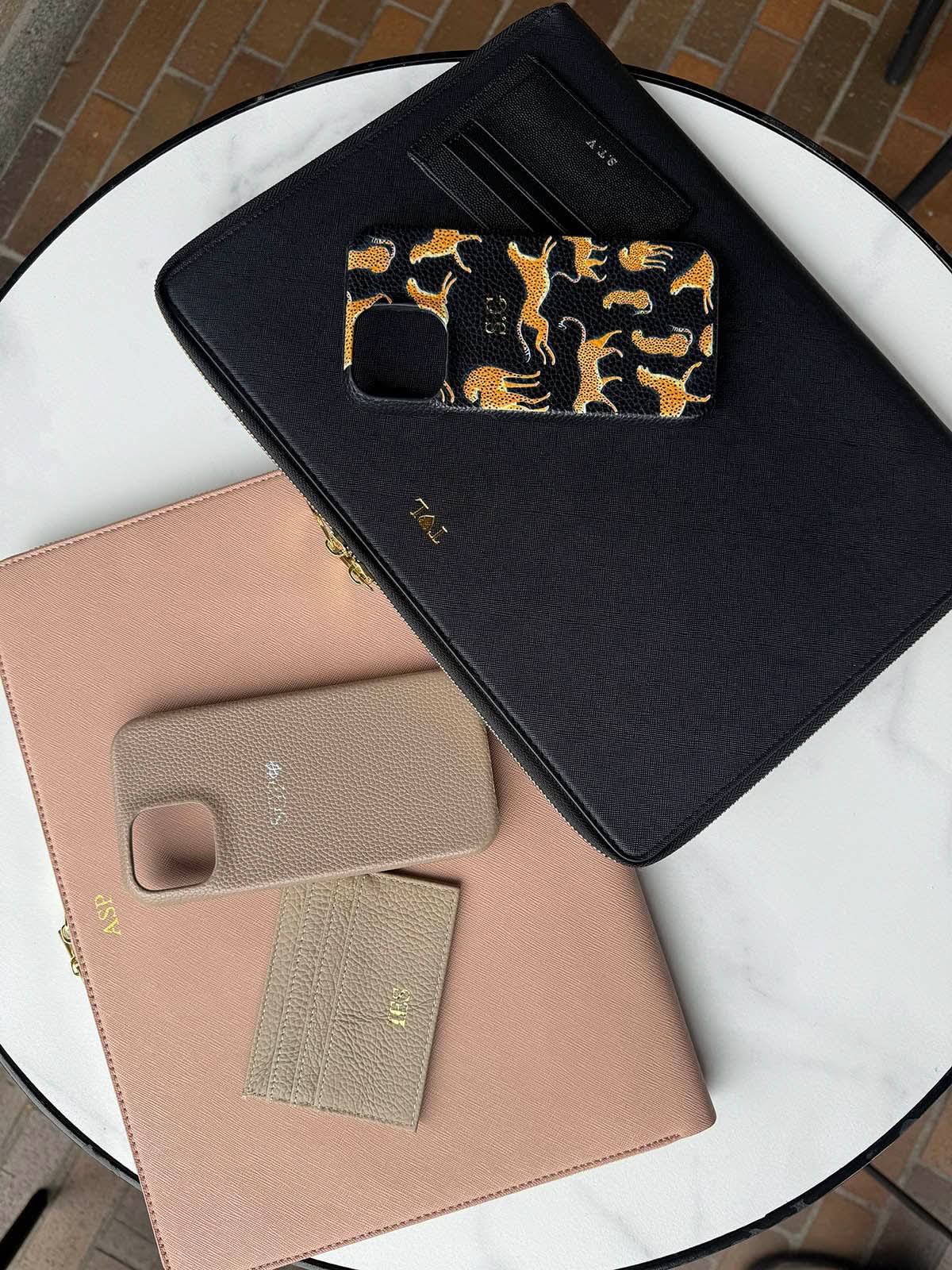 Funda para Macbook Maison Caviar Monaco en color gris, con diseño elegante y protección para portátil.