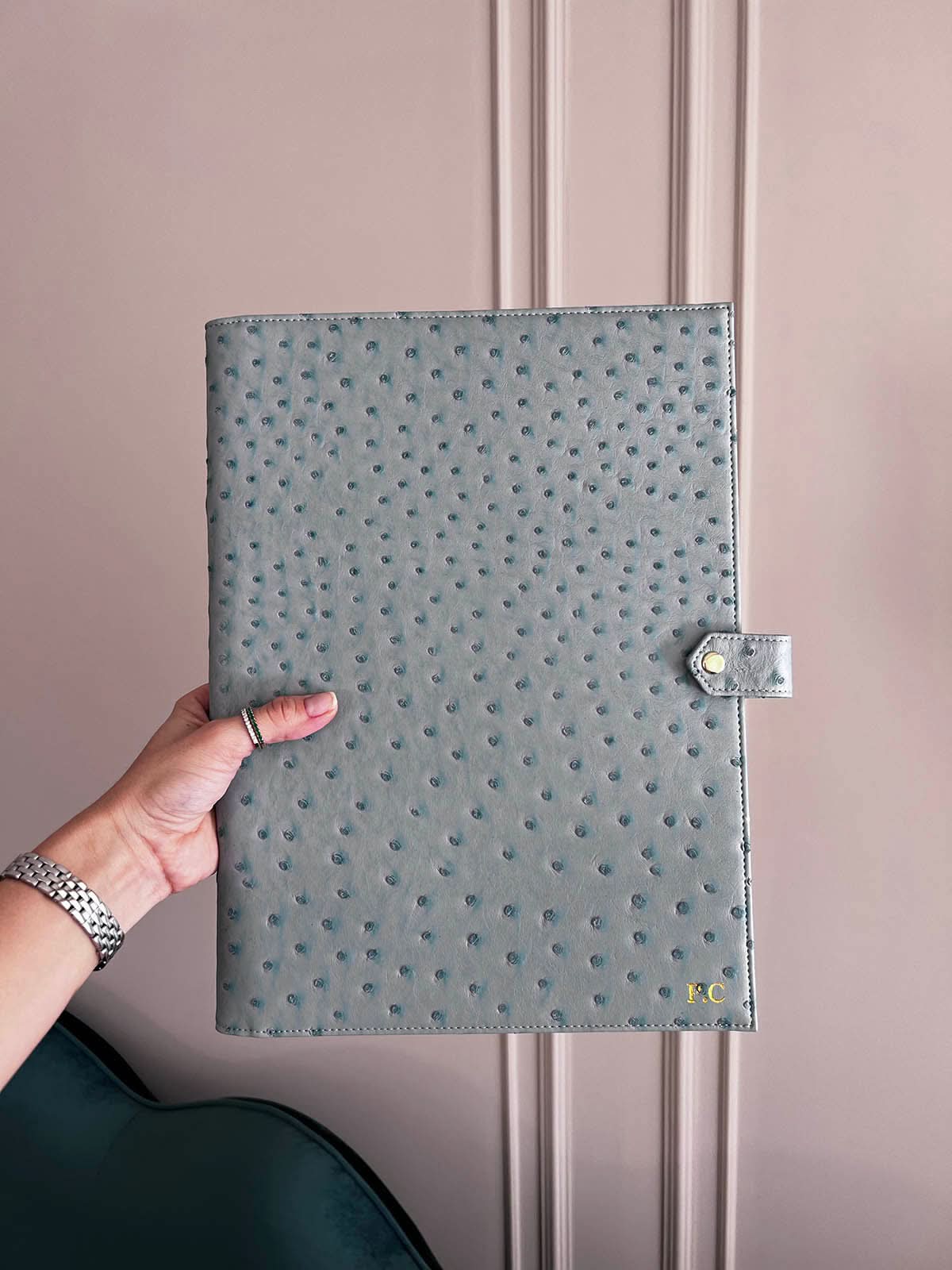 Funda para iPad Maison Caviar Mojacar en color beige, con diseño elegante y protección para tableta Apple.