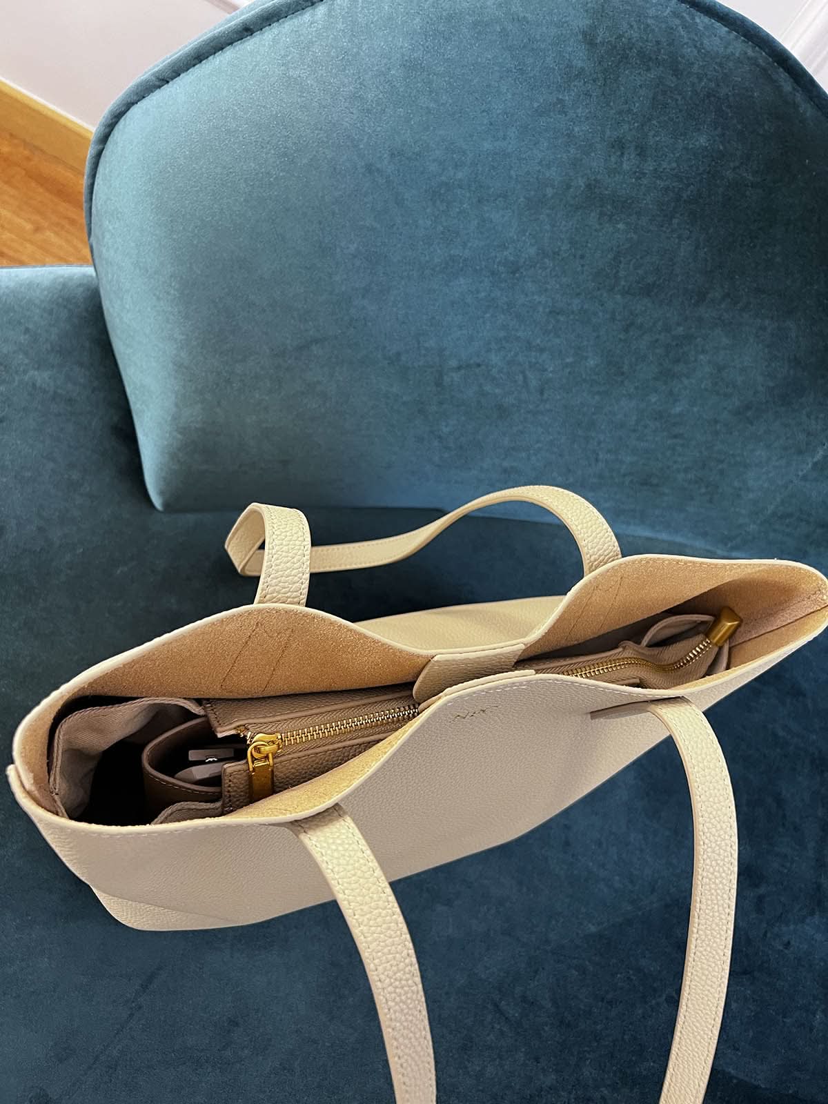 Bolso Francesca de Maison Caviar, bolso de mujer con diseño elegante y detalles en cuero, en color negro sobre fondo neutro.