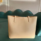 Bolso Francesca de Maison Caviar, bolso de mujer de color negro con detalles elegantes y correa ajustable.