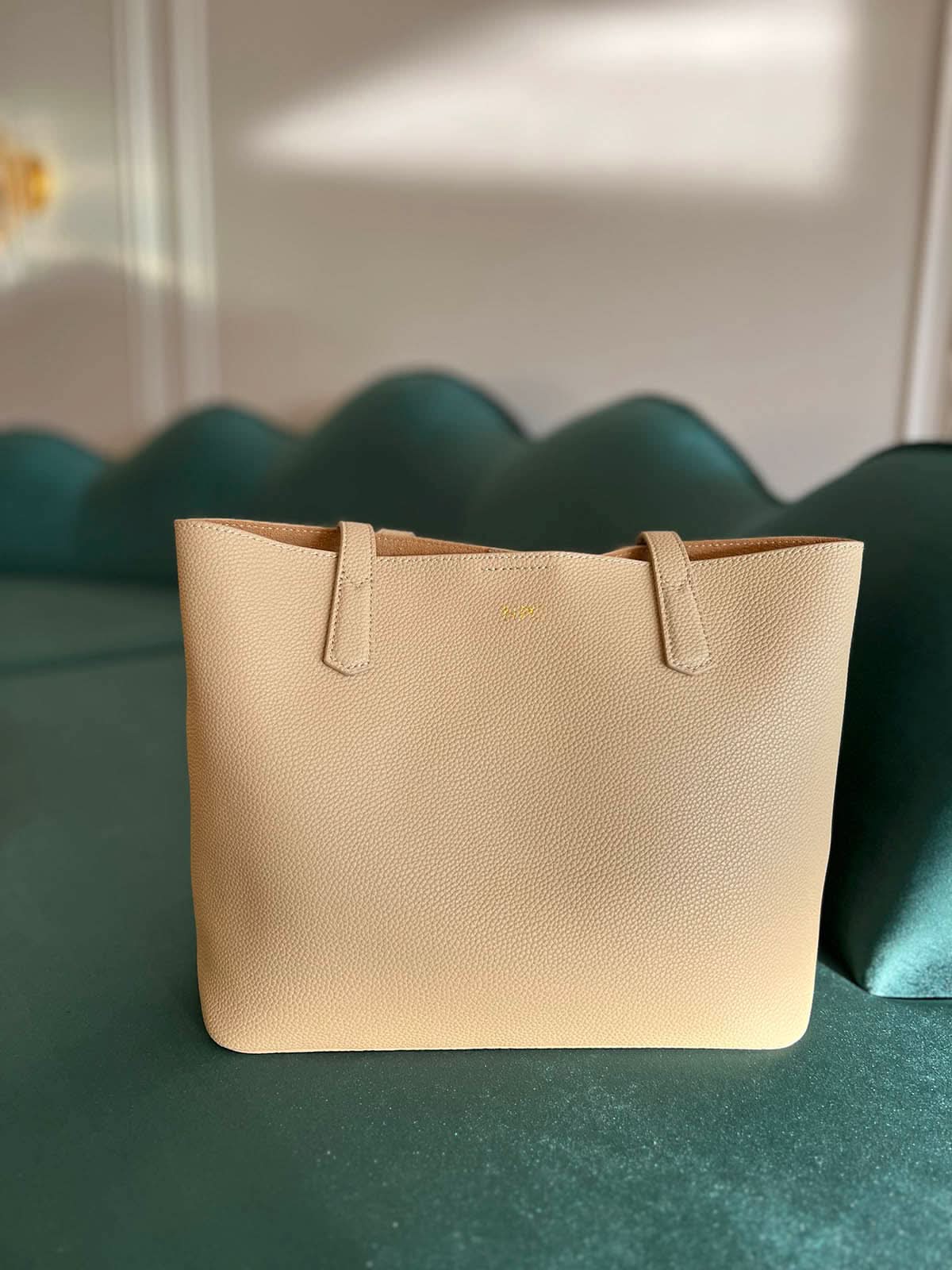 Bolso Francesca de Maison Caviar, bolso de mujer de color negro con detalles elegantes y correa ajustable.
