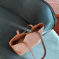 Bolso Francesca de Maison Caviar, bolso de bolsos con diseño elegante en cuero y detalles en tonos neutros.