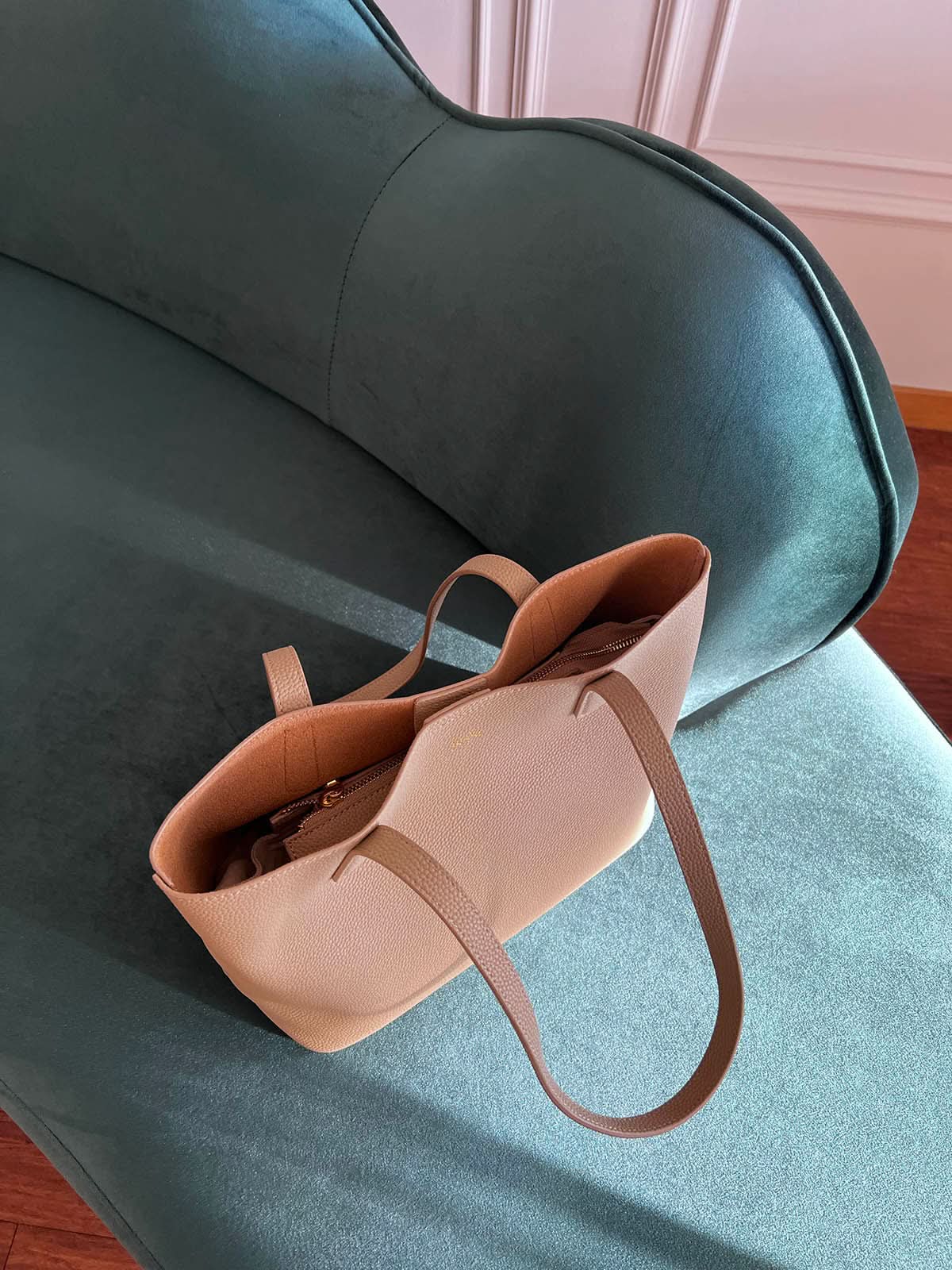 Bolso Francesca de Maison Caviar, bolso de bolsos con diseño elegante en cuero y detalles en tonos neutros.