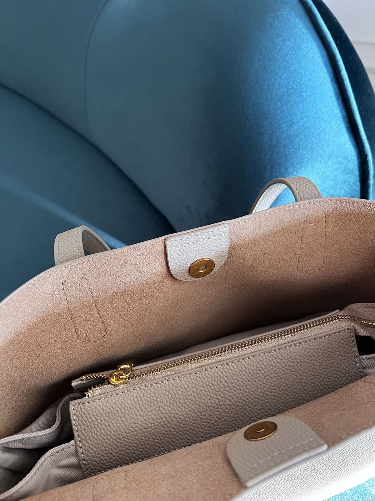 Bolso Francesca de Maison Caviar, bolso de mano de cuero con detalles elegantes y asa superior, sobre fondo neutro.