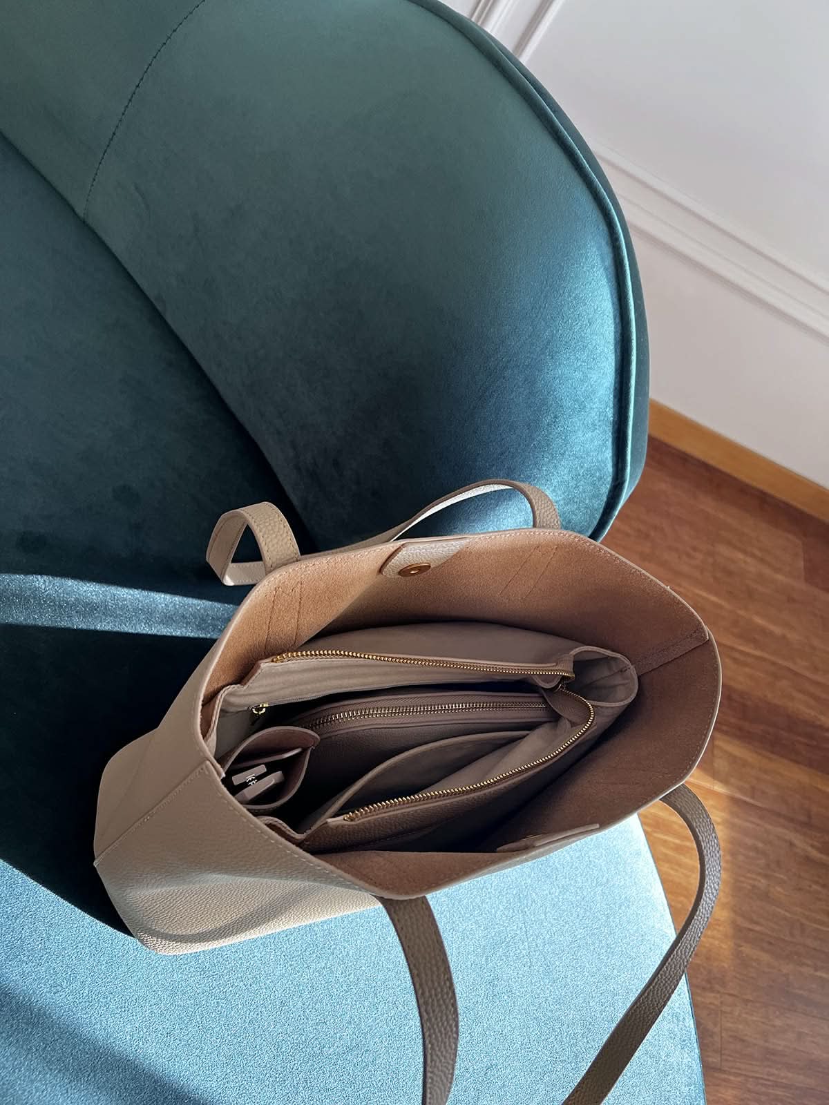 Bolso Francesca de Maison Caviar, bolso de bolsos con diseño elegante en cuero negro y detalles dorados visible en la imagen.