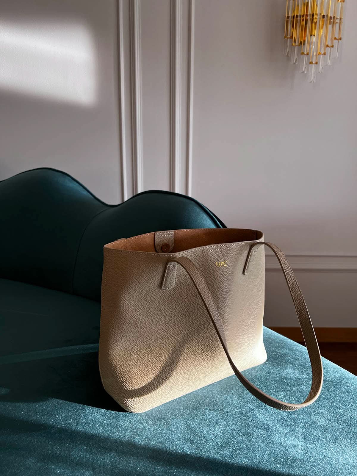 Bolso Francesca de Maison Caviar, bolso de lujo con diseño elegante y detalles en cuero, en color negro.