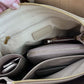 Bolso Francesca de Maison Caviar, bolso de mujer en cuero con detalles elegantes y asa ajustable, visible en la imagen.