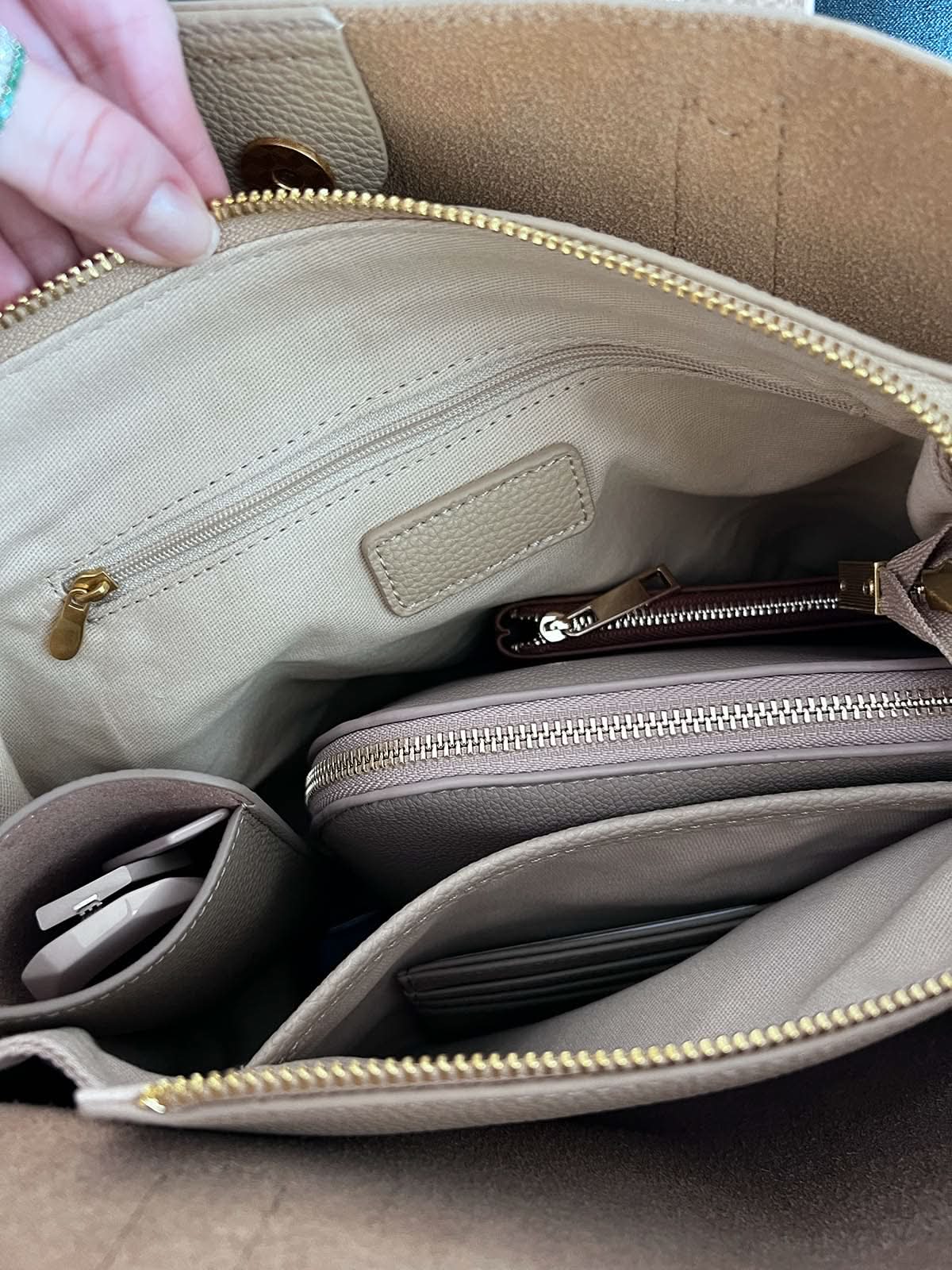 Bolso Francesca de Maison Caviar, bolso de mujer en cuero con detalles elegantes y asa ajustable, visible en la imagen.
