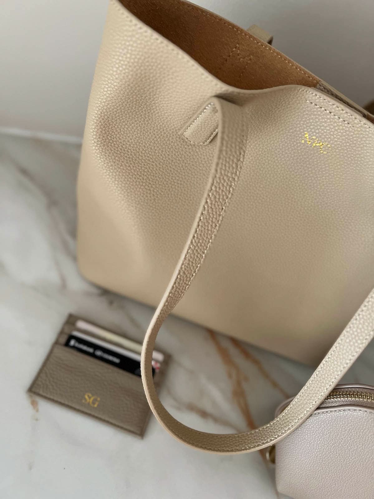 Bolso Francesca de Maison Caviar, bolso de mujer en cuero negro con asas cortas y detalles elegantes.