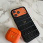 Funda para Airpods Maison Caviar Salem, protección de silicona en color negro con detalles elegantes y cierre.