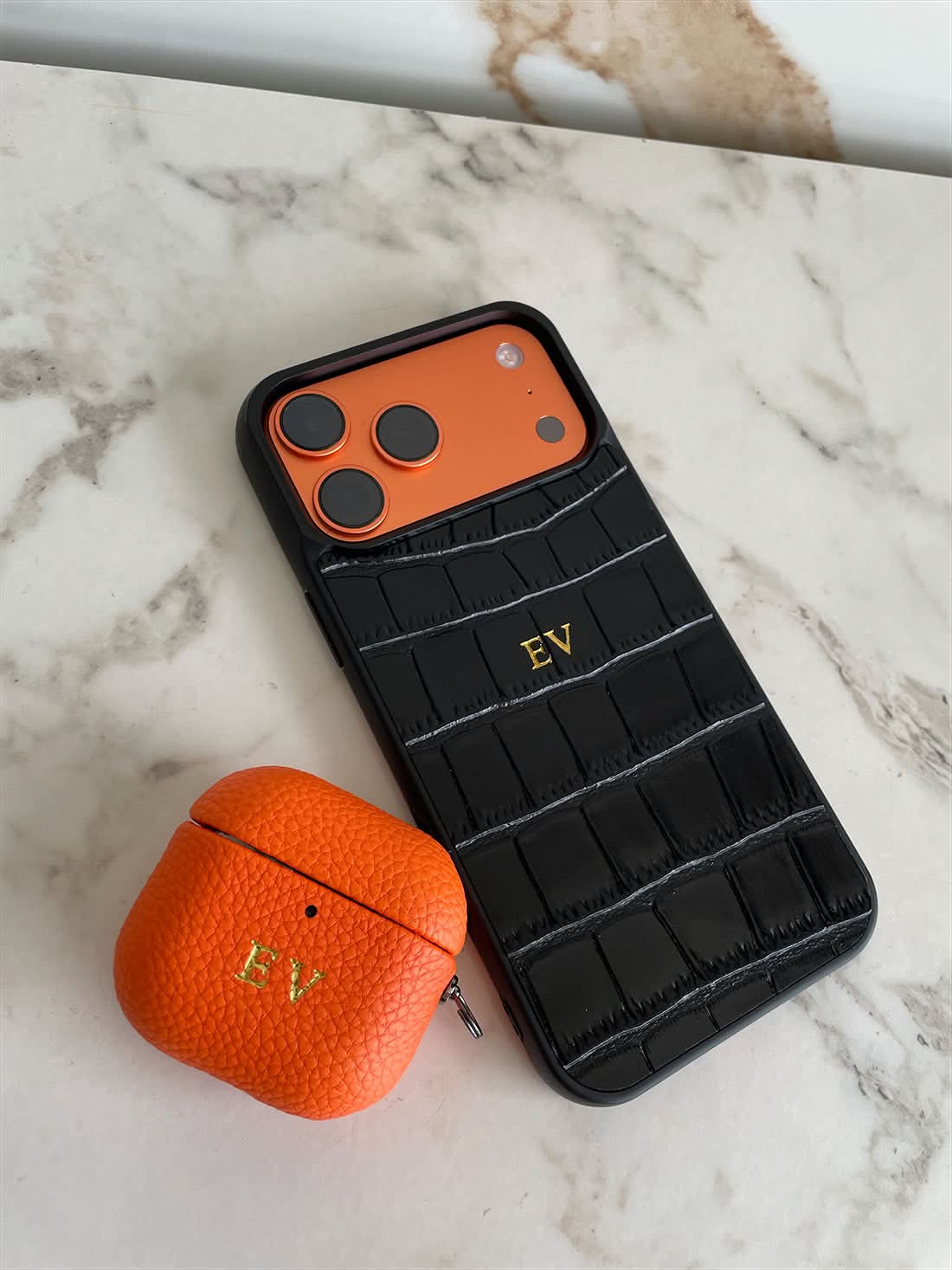 Funda para Airpods Maison Caviar Salem, protección de silicona en color negro con detalles elegantes y cierre.