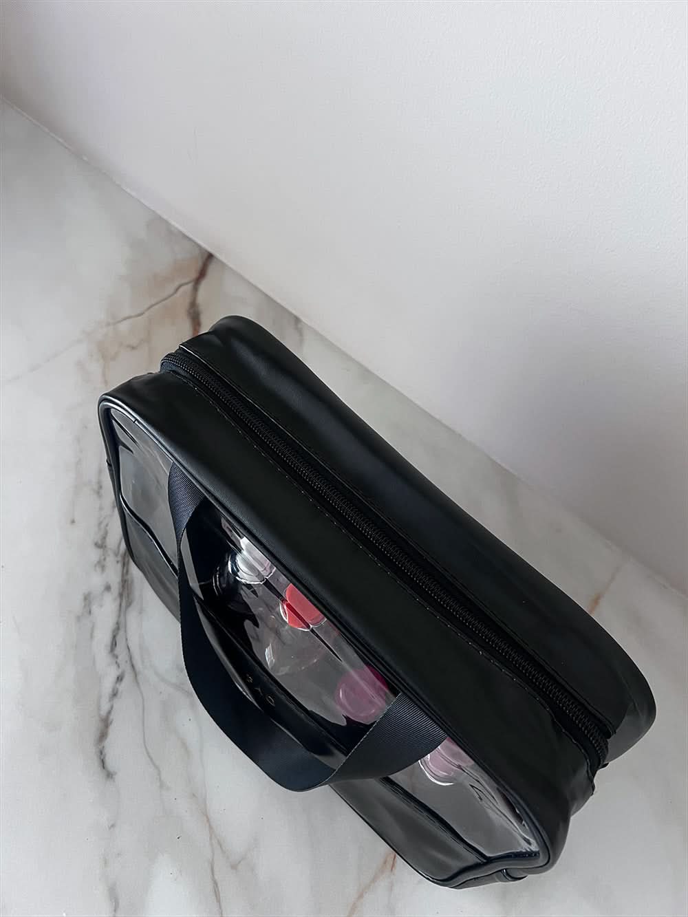 Maleta de viaje Maison Caviar Pierre, resistente y elegante, con detalles en cuero y compartimentos espaciosos para viajes largos.
