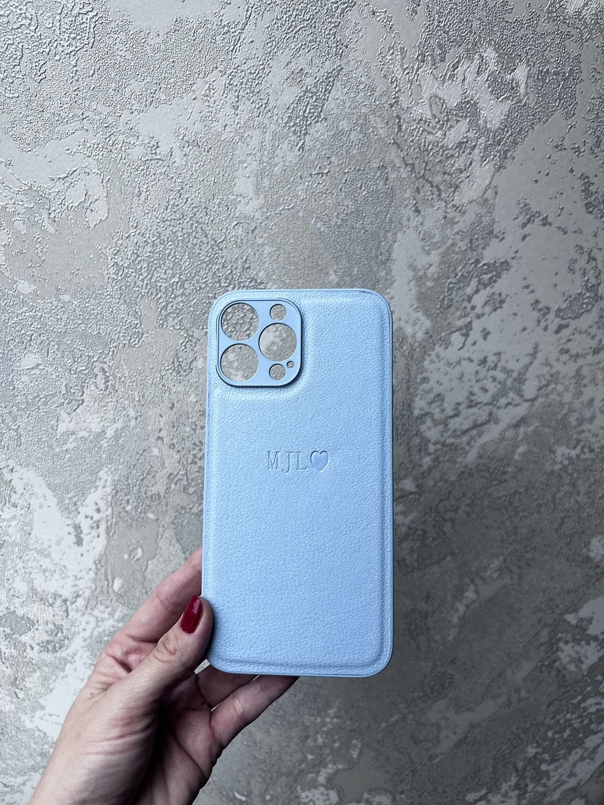 Funda para iPhone Madrid de Maison Caviar, protección de alta calidad, con diseño elegante y acabado en cuero para smartphone.
