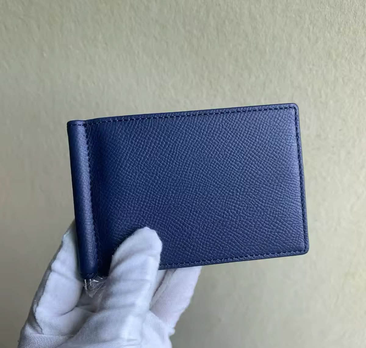 Billetera Dante de Maison Caviar en cuero negro con detalles elegantes y compartimentos para tarjetas y billetes.