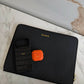 Funda para Macbook Monaco de Maison Caviar, protección elegante en color gris con textura de cuero.