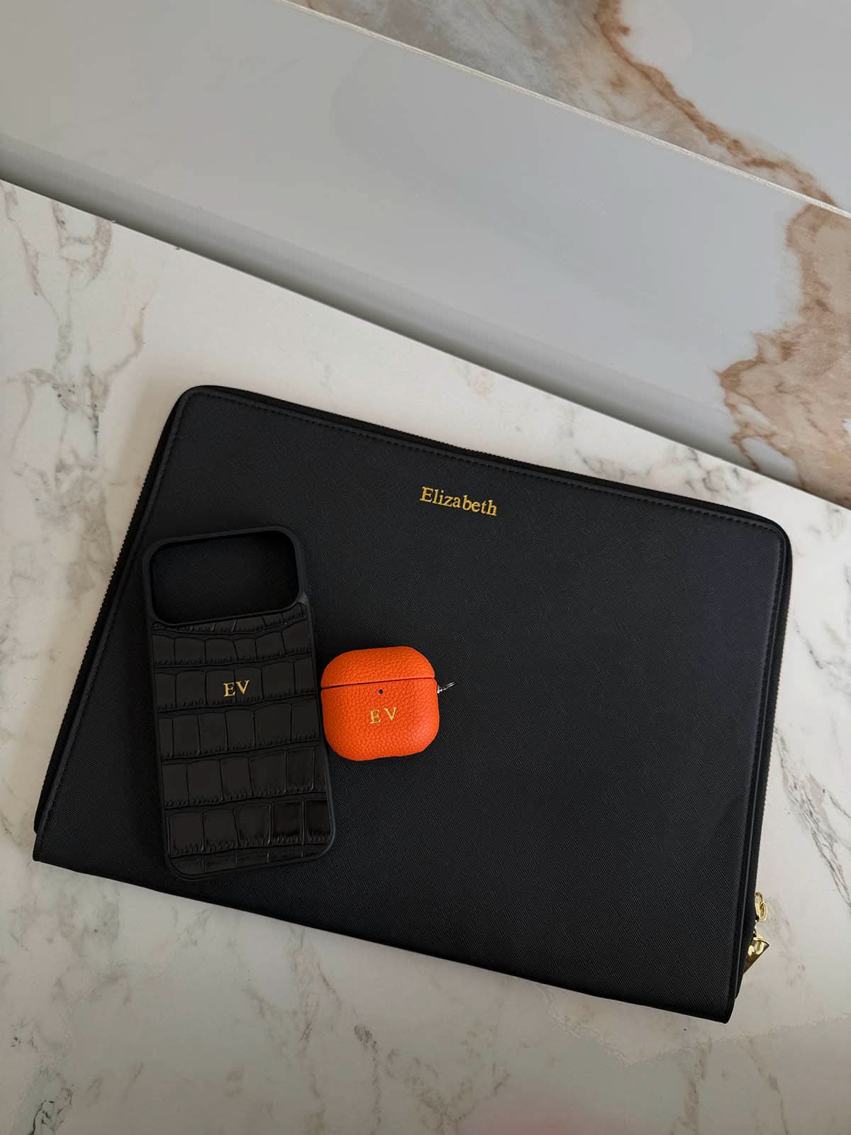 Funda para Macbook Monaco de Maison Caviar, protección elegante en color gris con textura de cuero.