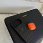 Funda para MacBook Monaco de Maison Caviar, protección elegante en color gris con textura suave y diseño ajustado.