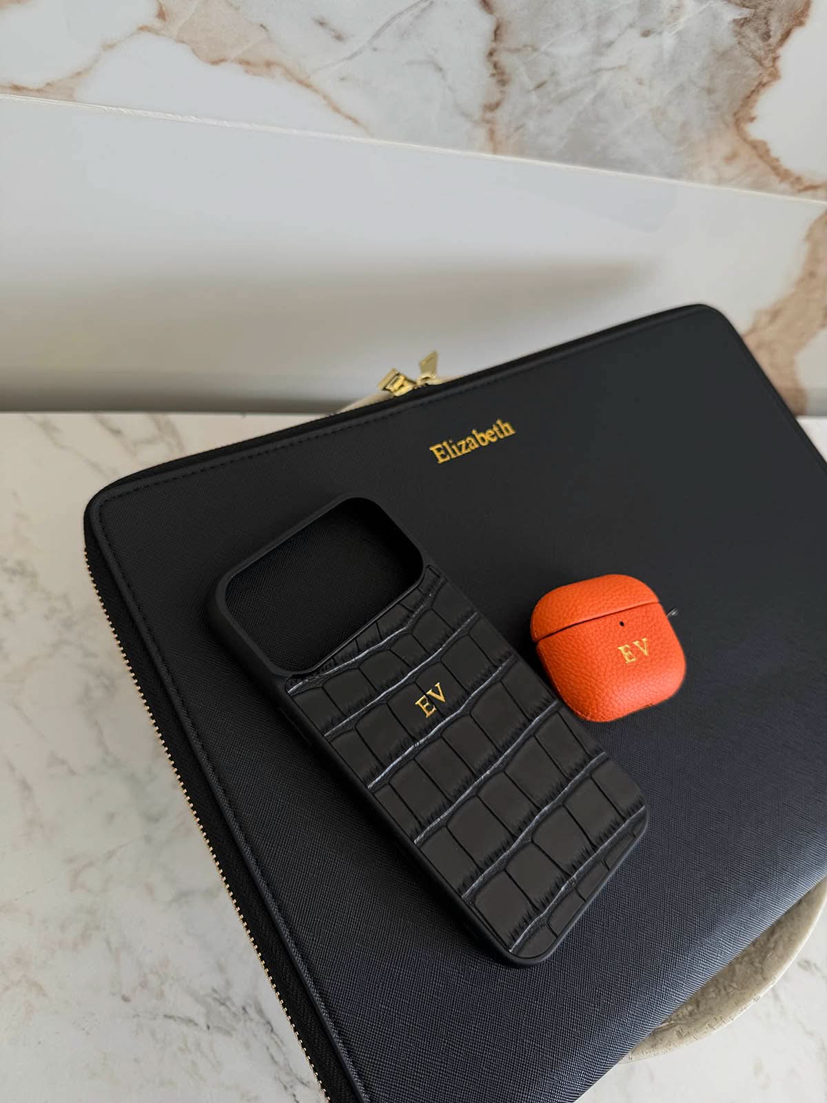 Funda para MacBook Monaco de Maison Caviar, protección elegante en color gris con textura suave y diseño ajustado.