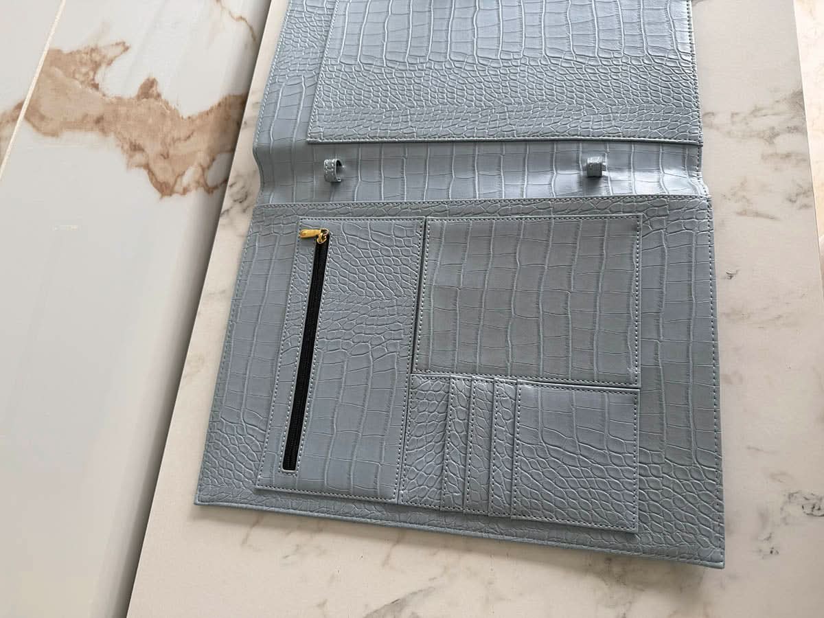 Funda para iPad Maison Caviar Mojacar en color gris con diseño elegante y protección para la tableta.