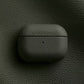 Funda para Airpods Maison Caviar Salem en color negro con detalles elegantes, protección para auriculares inalámbricos.