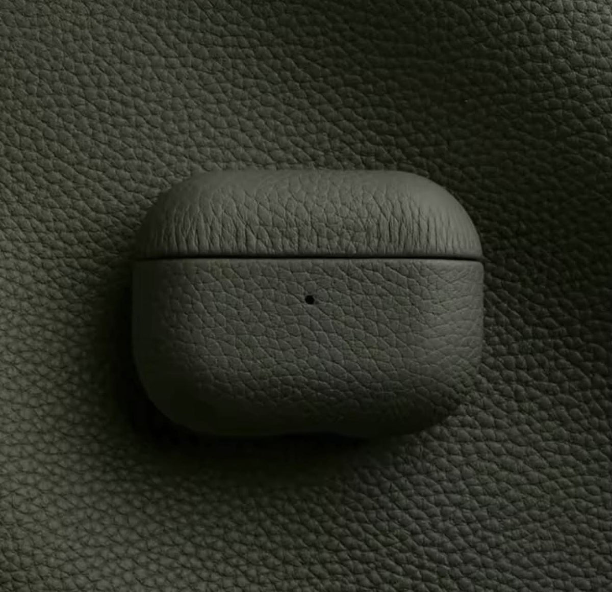Funda para Airpods Maison Caviar Salem en color negro con detalles elegantes, protección para auriculares inalámbricos.